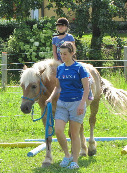 Datei:Kind Pferd Johanna.jpg