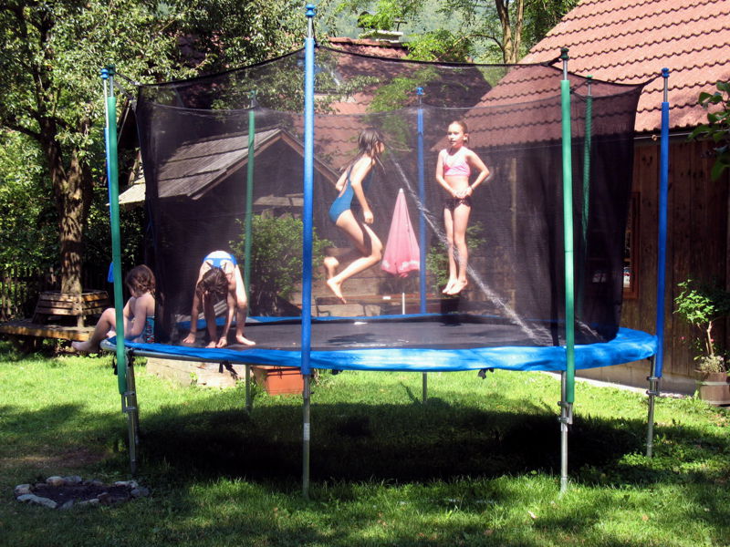 Datei:SH Kinder Trampolin.jpg