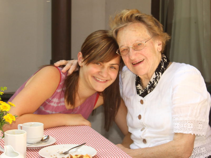 Datei:Cila und Oma.jpg