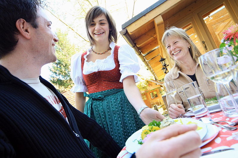 Datei:Cecilia Weiß - Service.jpg