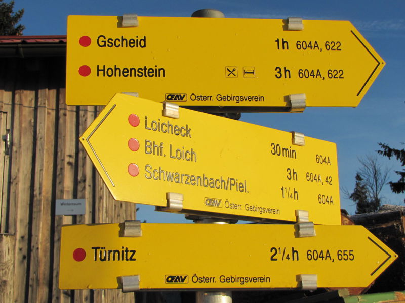 Datei:EST-Wanderschilder b Hütte.jpg
