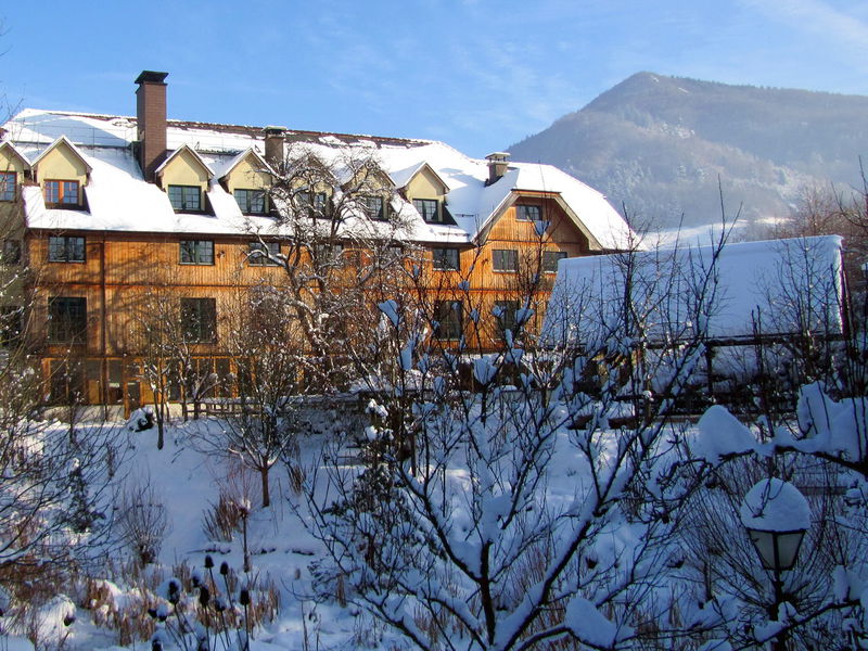 Datei:SH Südbau m GartenWinter.jpg