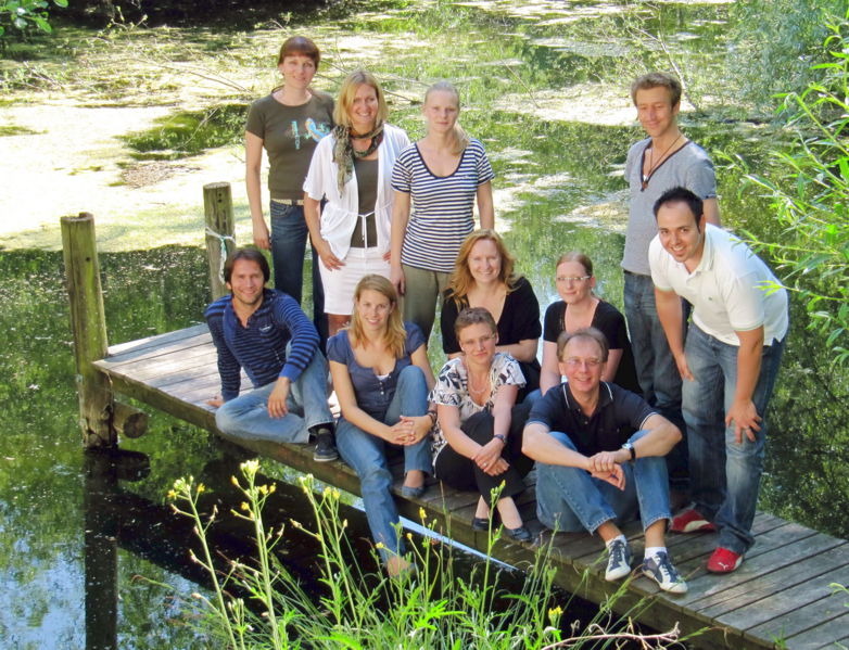 Datei:SH Teamfoto Steg.jpg