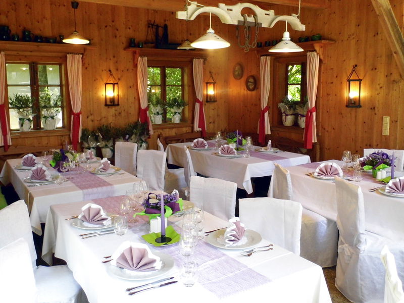Datei:SH Pfluaghittn Hochzeit weiß.jpg