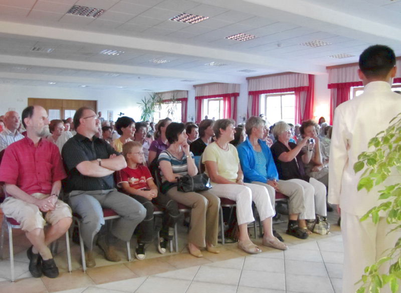 Datei:SD Zuhörer Chin Konzert2010.jpg