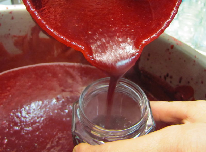 Datei:SK-DMarmelade abfüllen.jpg