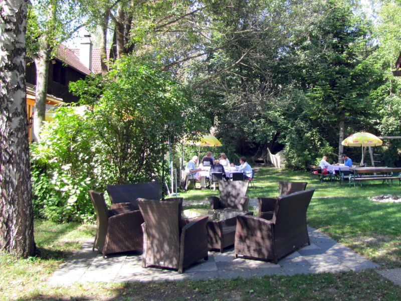Datei:SH Nostalgiegarten Sitzecke.jpg