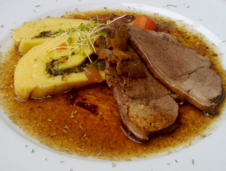 Datei:Hirschbraten mit Erdäpfelroulade.jpg