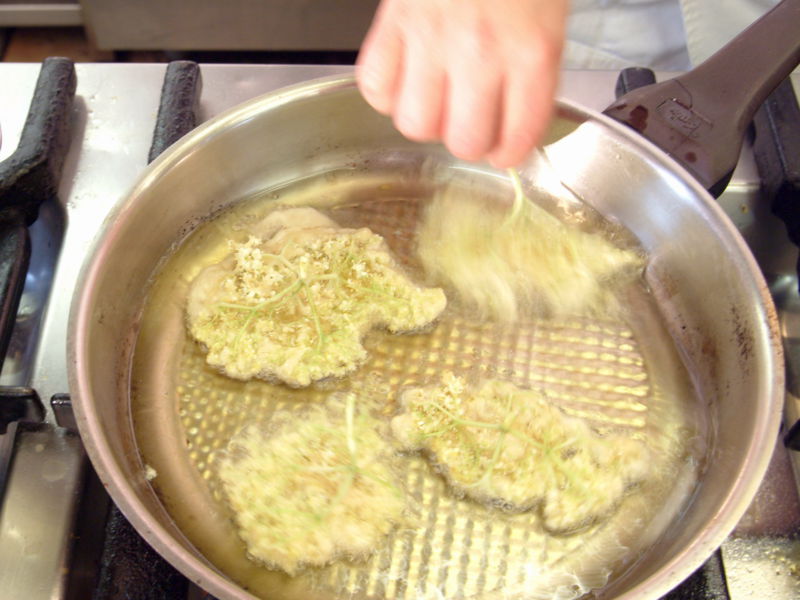 Datei:Hollerstrauben kochen.jpg
