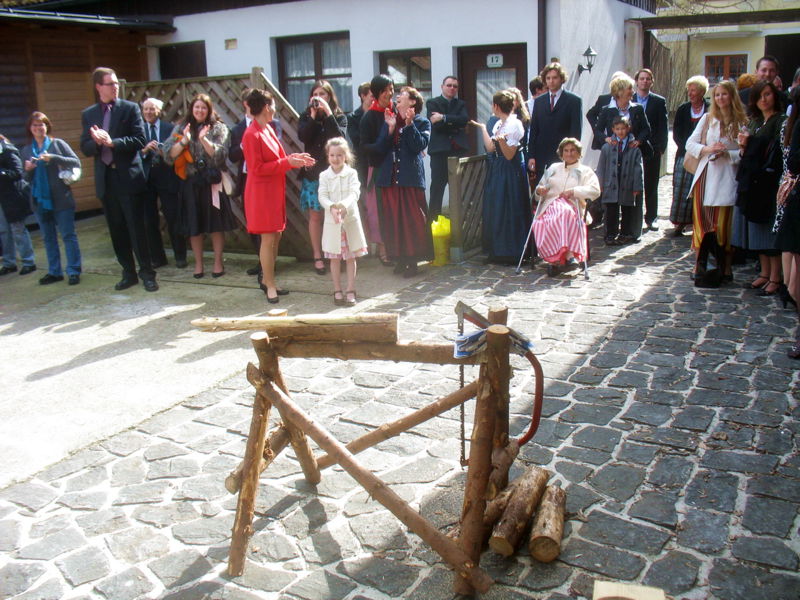 Datei:Hochzeit sägen Burger.jpg