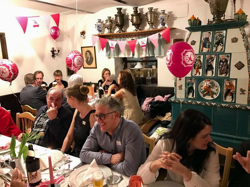 Datei:SH Feier Kachelofenstube.jpg