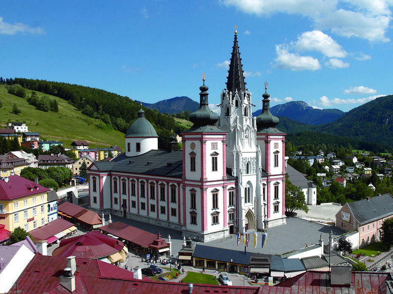 Datei:Basilika Hauptplatz ©F Kuss.jpg