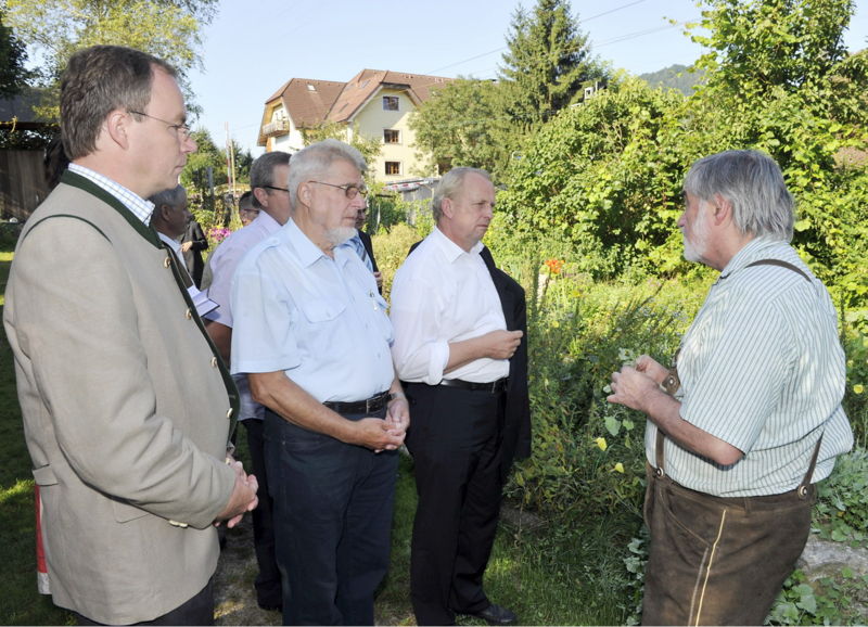 Datei:Min Macpom LR Gartenführung.jpg
